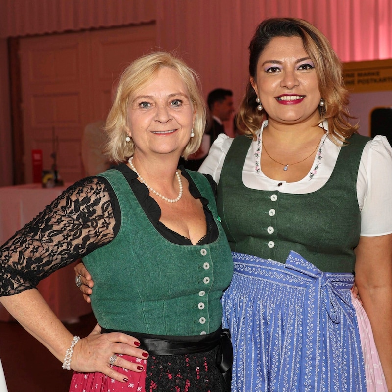KPÖ party leader Claudia Klimt-Weithaler in second-hand fashion (left), next to her Graz local councillor Sahar Mohsenzada (Bild: Jauschowetz Christian) KPÖ party leader Claudia Klimt-Weithaler in second-hand fashion (left), next to her Graz local councillor Sahar Mohsenzada (Bild: Jauschowetz Christian)
