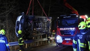 Der Unfallwagen wurde über die Leitscheine geschleudert (Bild: laumat)