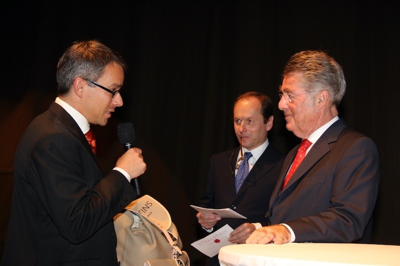 Geschäftsführer Klaus Hofmann mit dem Bundespräsidenten, der zur Eröffnung einen Thermen-Rucksack bekam.  (Bild: St.Martins Therme & Lodge)