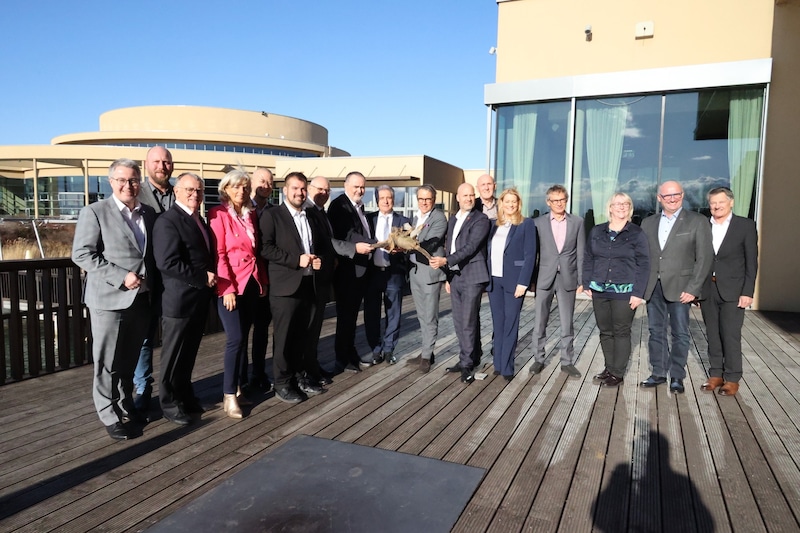 Die Bürgermeister der Gemeinden gratulierten.  (Bild: KORLATH MUCKY/St.Martins Therme & Lodge)