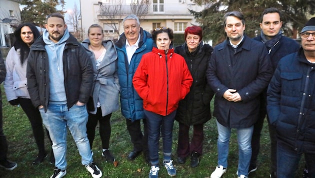 Wiens FPÖ-Chef Dominik Nepp, Klubobmann Maximilian Krauss (3. und 2. v. re.) und Ex-Bezirkschef Pauk Stadler (Mi.) unterstützen die Bewohner. (Bild: Jöchl Martin/Martin Jöchl)