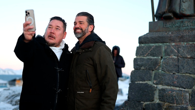 This Greenlander really wanted to take a selfie with Donald Trump Jr. (Bild: APA/AFP/Ritzau Scanpix/Emil Stach)