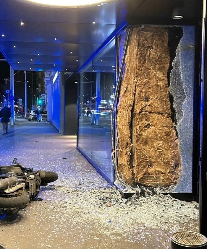 Bei der wilden Verfolgungsjagd wendete der flüchtige Fahrzeuglenker und kollidierte mit der ...