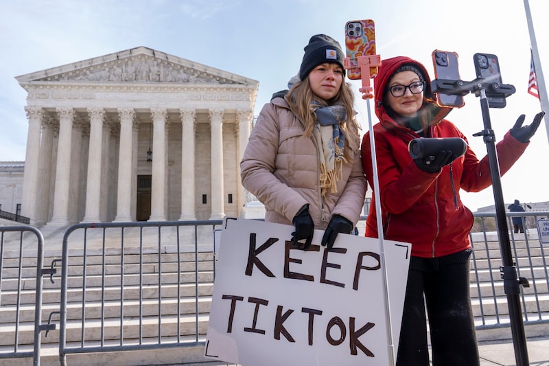 Die TikTokerinnen Sarah Baus und Tiffany Cianci demonstrieren vor dem Supreme Court gegen ein Verbot der Plattform. (Bild: AP/Jacquelyn Martin)