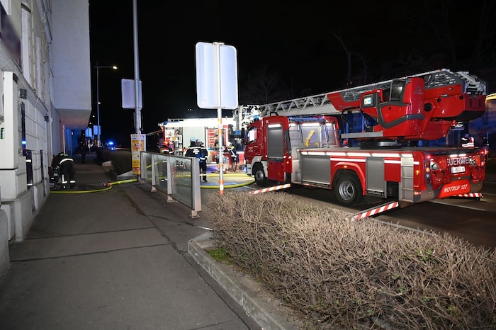 Sechs Fahrzeuge und 27 Einsatzkräfte waren im Einsatz, um den Brand zu löschen.