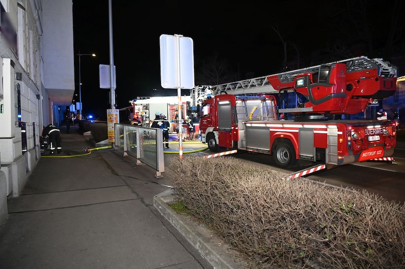 Six vehicles and 27 firefighters were deployed to extinguish the fire. (Bild: MA 68)