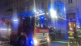 Insgesamt sechs Bewohner konnten von der Feuerwehr ins Freie gebracht werden. (Bild: MA 68)