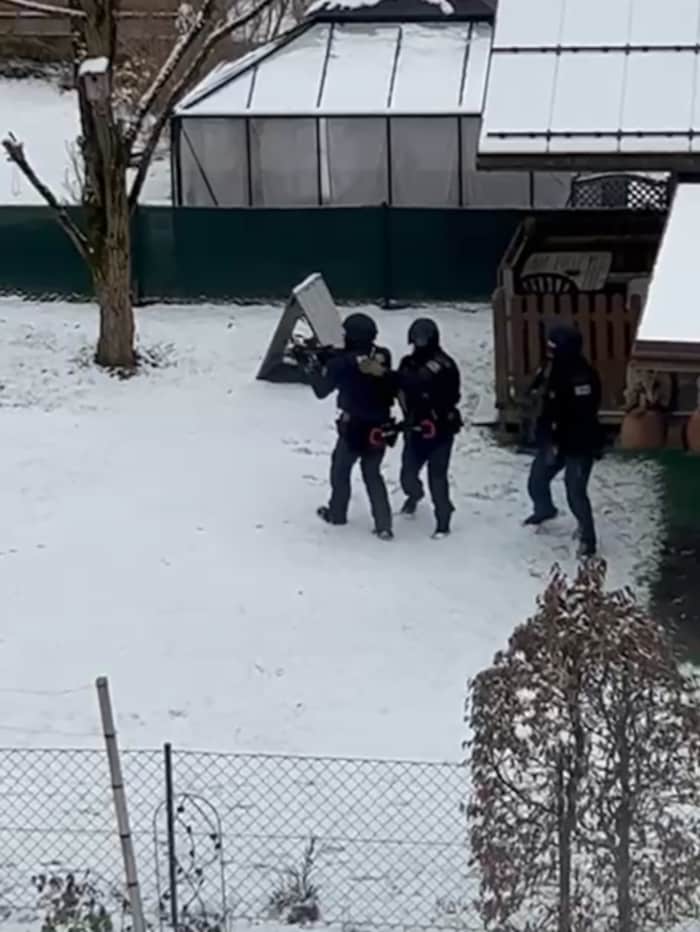 Ein Leserreporter filmte den Großeinsatz (siehe Video oben) der Polizei in Ebensee, als diese ...