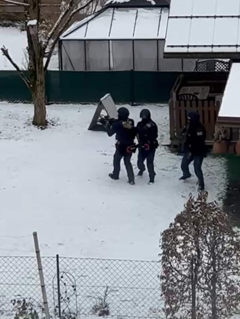 Ein Leserreporter filmte den Großeinsatz (siehe Video oben) der Polizei in Ebensee, als diese das Haus des Tatverdächtigen umstellten. (Bild: Leserreporter)