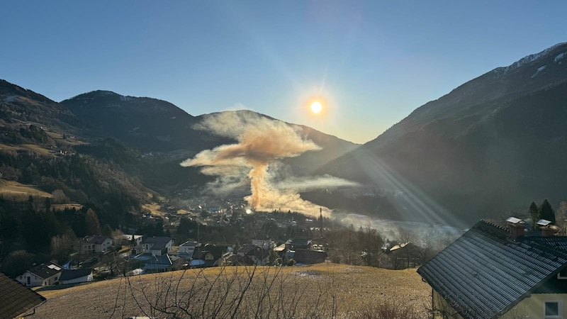 The smoke caused by the fire could be seen from afar. (Bild: FF Radenthein)