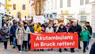 Etwa 500 Teilnehmer demonstrierten Samstagvormittag gegen die Schließung der Unfallchirurgie-Ambulanz am LKH Bruck. (Bild: Scheriau Erwin)