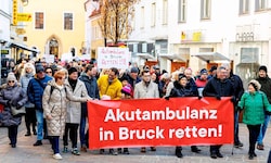 Etwa 500 Teilnehmer demonstrierten Samstagvormittag gegen die Schließung der ...