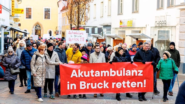 Around 500 participants demonstrated against the closure of the trauma surgery outpatient clinic at Bruck Regional Hospital on Saturday morning. (Bild: Scheriau Erwin)