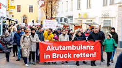 Etwa 500 Teilnehmer demonstrierten Samstagvormittag gegen die Schließung der Unfallchirurgie-Ambulanz am LKH Bruck. (Bild: Scheriau Erwin)