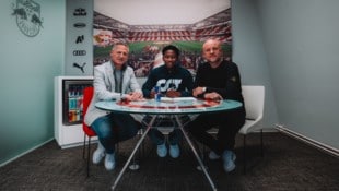 Lassina Traore mit Stephan Reiter (li.) und Rouven Schröder (re.). (Bild: FC Red Bull Salzburg)