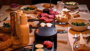 Bei Schneiders gab’s Raclette – leider im Dunkeln. (Bild: Wenzel Markus)