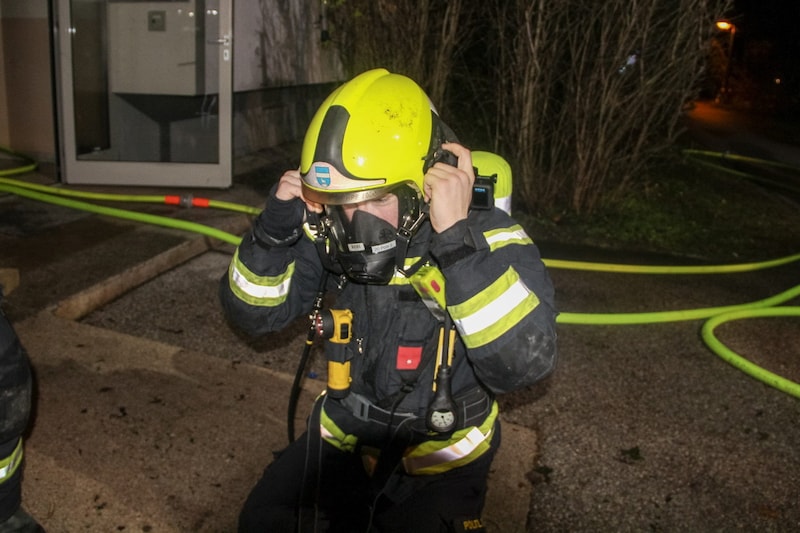 Die Feuerwehr schickte umgehend drei Atemschutztrupps in das Haus. (Bild: FF Brunn am Gebirge)