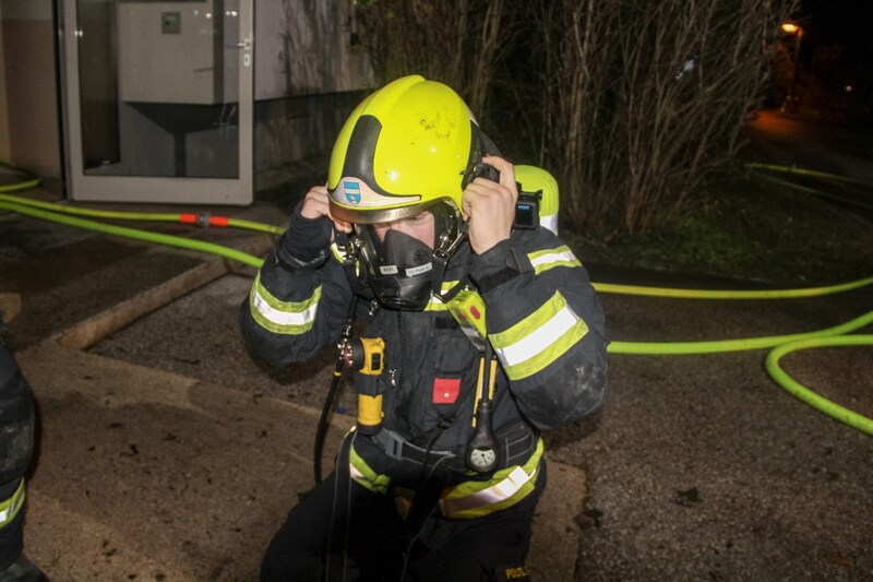 The fire department immediately sent three breathing apparatus teams into the house. (Bild: FF Brunn am Gebirge) The fire department immediately sent three breathing apparatus teams into the house. (Bild: FF Brunn am Gebirge)