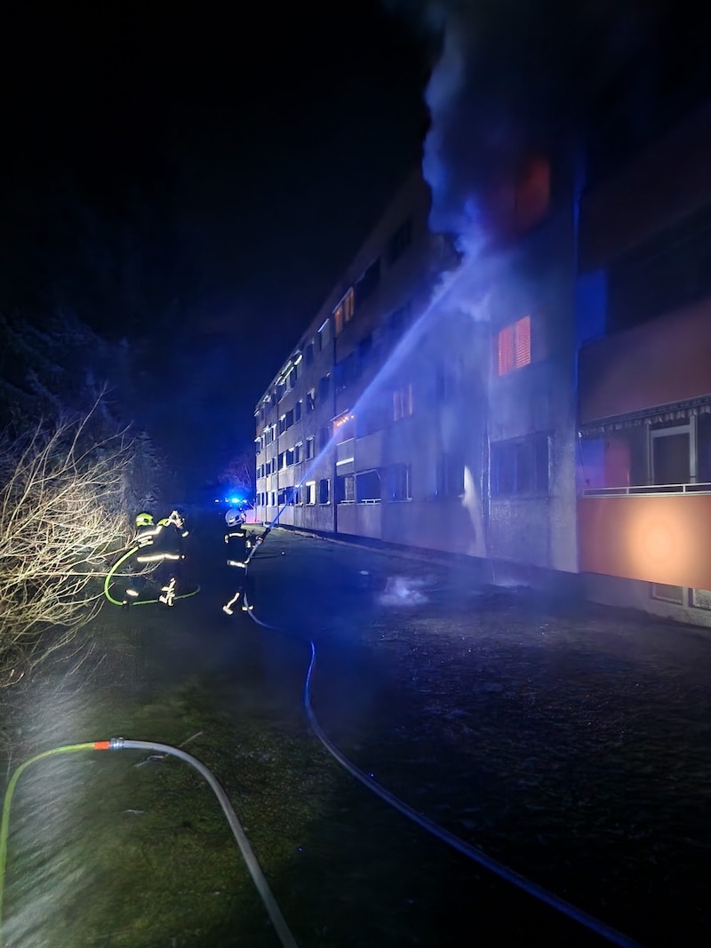 Gleichzeitig wurde der Brand von außen mit zwei Leitungen eingedämmt, um das Übergreifen der Flammen auf die Fassade und auf die darüber liegende Wohnung zu verhindern. (Bild: FF Brunn am Gebirge)