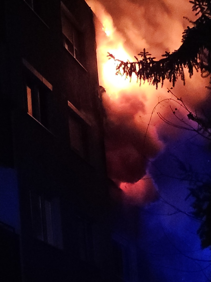 Am Einsatzort angekommen traf die Feuerwehr einige Hausbewohner vor dem Gebäude an, aus dem Fenster einer Wohnung schlugen Flammen. (Bild: FF Brunn am Gebirge)