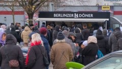 Die Schlange vor dem „Berlinzer Döner“ wurde am Samstag immer länger (Bild: Einöder Horst)