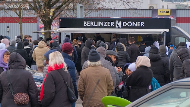 Die Schlange vor dem „Berlinzer Döner“ wurde am Samstag immer länger (Bild: Einöder Horst)