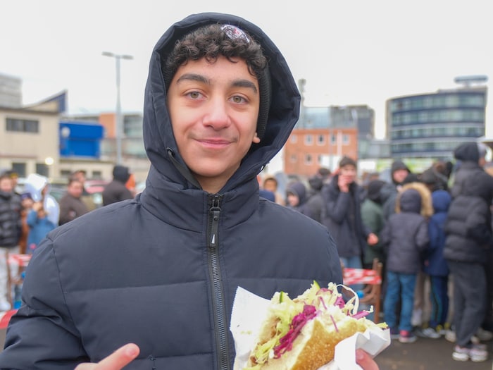 Aru war der erste Kunde, stand dafür aber auch bereits seit 9.30 Uhr an.