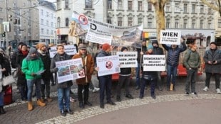 Samstag gegen 10.30 Uhr versammelten sich rund 40 Leute, um gegen den geplanten Abriss der Häuser in Hernals zu protestieren. (Bild: Jöchl Martin)