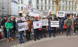 Samstag gegen 10.30 Uhr versammelten sich rund 40 Leute, um gegen den geplanten Abriss der ...