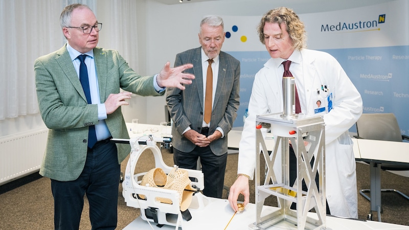 Eugen B. Hug demonstrates Pernkopf and Schneeberger's device for the treatment of uveal melanoma. (Bild: NLK Pfeffer)