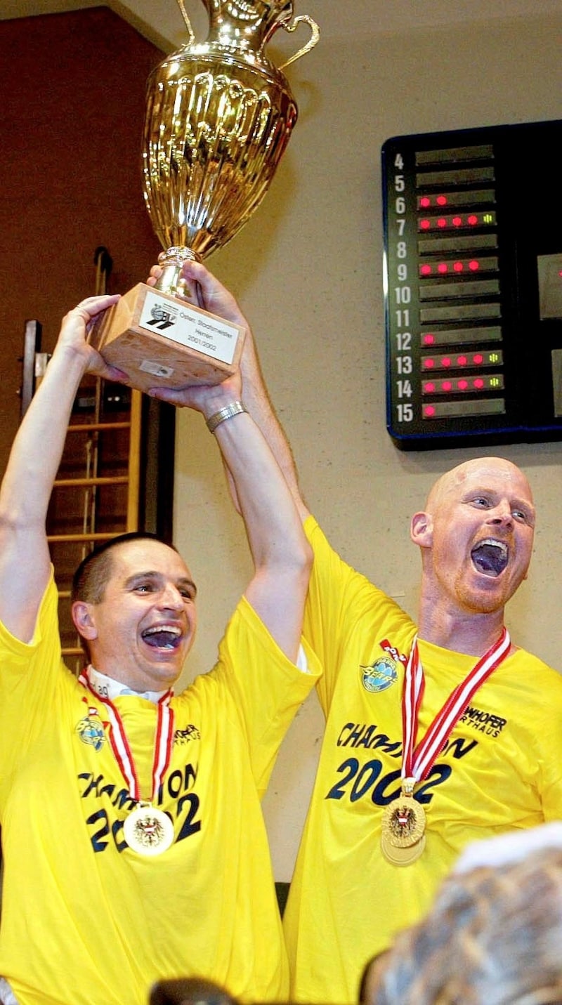 Als Spieler durfte Mike (re.) mit Trainer Michel Schrittwieser viermal den Meisterpokal stemmen. (Bild: GEPA/GEPA pictures)