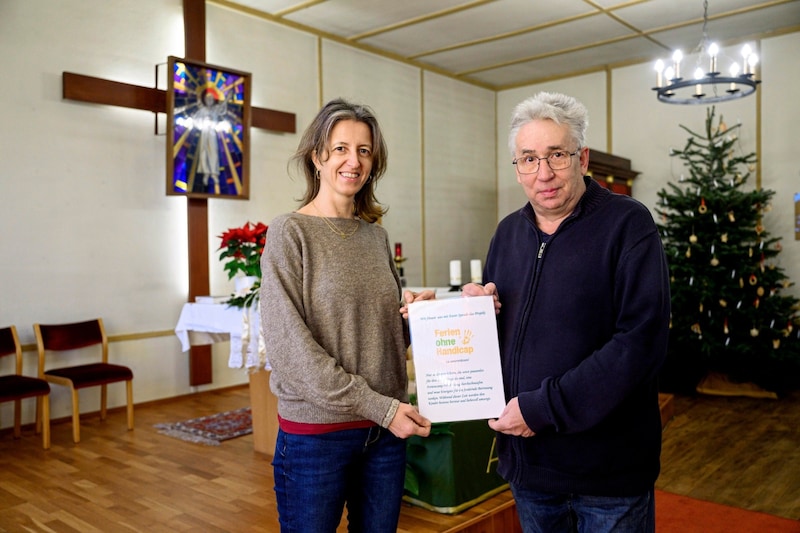 Confident: "Ferien ohne Handicap" chairwoman Birgit Stoifl thanks Gerhard Kaufmann from the community "Filialkirche Maria im Wienerwald" for the donation of 1200 euros. (Bild: Antal Imre/Imre Antal)