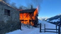 Die Krameralm fiel den Flammen zum Opfer – daneben die Brandruine der Stoffenalm (li.) (Bild: Klaus Portenkirchner)