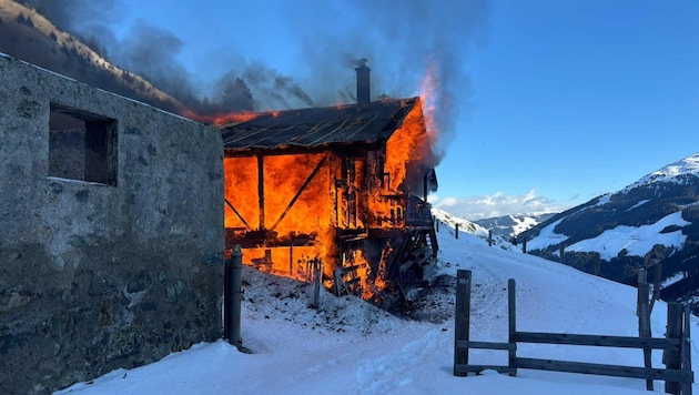 Die Krameralm fiel den Flammen zum Opfer – daneben die Brandruine der Stoffenalm (li.) (Bild: Klaus Portenkirchner)