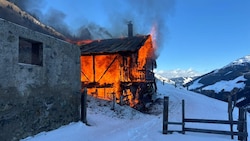 Die Krameralm fiel den Flammen zum Opfer – daneben die Brandruine der Stoffenalm (li.) (Bild: Klaus Portenkirchner)