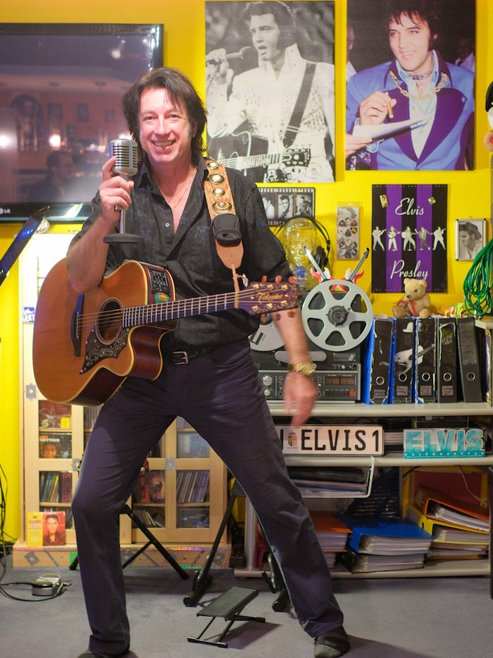 Joe Prommer mit einer seiner Gitarren und einem „Elvis“-Mikrofon.