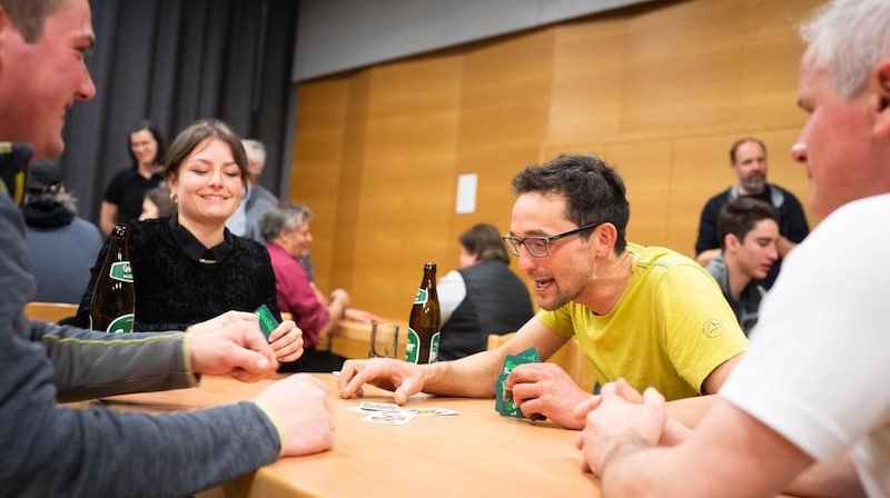 Beim Preiswatten wurden die Karten auf den Tisch gelegt. (Bild: Pfleghaus Anras)