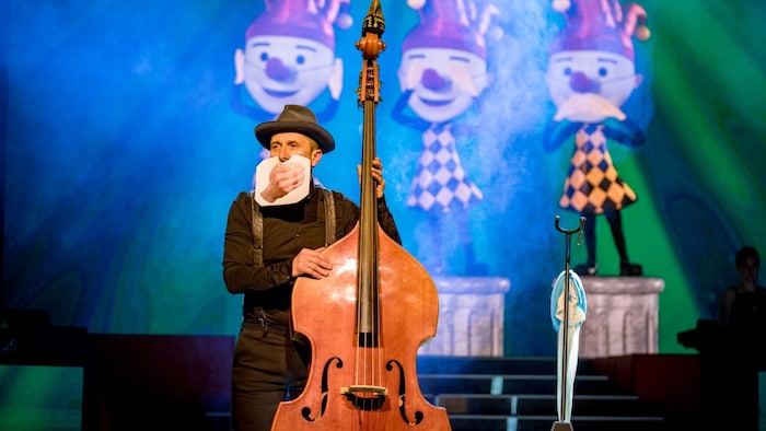 „Spaßbrems’n“ Arnold Angermann mit seinem Kontrabass