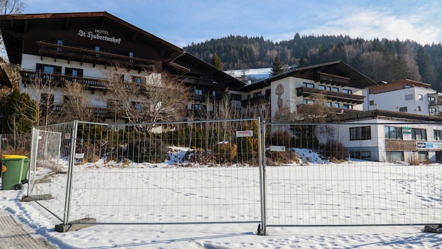 Kein schöner Anblick: Das seit Jahren leerstehende Hotel mit Bauzaun (Bild: Hölzl Roland)