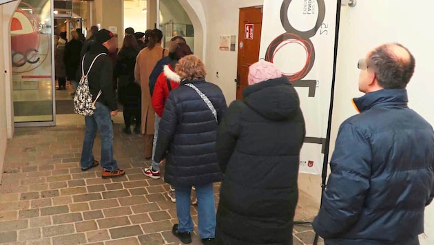 Teilweise gab es, wie hier in Eisenstadt, Schlagen vor den Wahllokalen. (Bild: Reinhard Judt/Krone KREATIV)