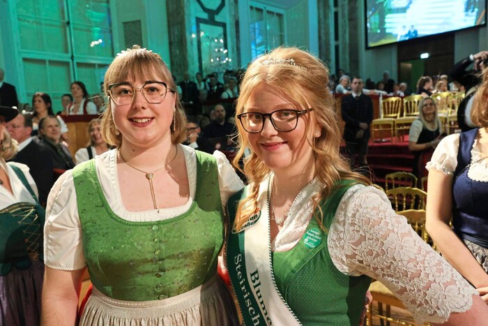 Vor Ort repräsentierten Obstprinzessin Andrea Gößl sowie die Vertreterin der Blumenstraße ...