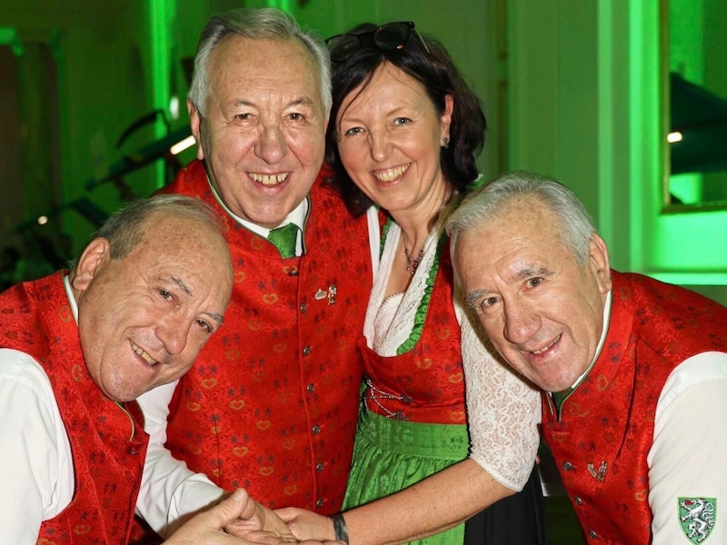 Back at the Steirerball after 14 years: the Stoakogler (Reinhold, Fritz and Hans Willingshofer, from left) with over 30 harmonica students (Bild: Jauschowetz Christian)