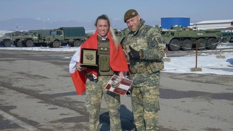 The contingent commander also congratulated the Carinthian professional soldier. (Bild: Bundesheer)