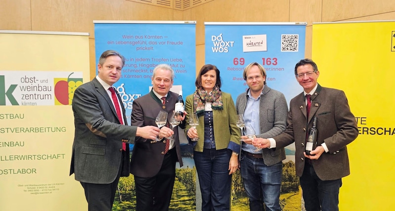 Österreichs Weinbauchef Johannes Schmuckenschlager, Horst Wild, Andrea Riedl, Georg Lexer und Kammer-Präsident Sigi Huber stoßen in St. Andrä an. (Bild: Tragner Christian)