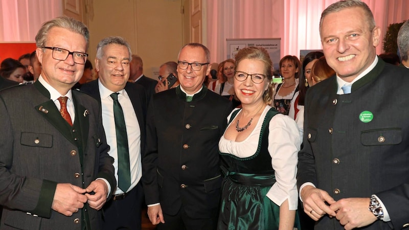 Political summit: Christopher Drexler, Werner Kogler, editor-in-chief Klaus Herrmann, Leonore Gewessler and Mario Kunasek (from left) at the "Krone" reception before the opening (Bild: Jauschowetz Christian/Christian Jauschowetz)