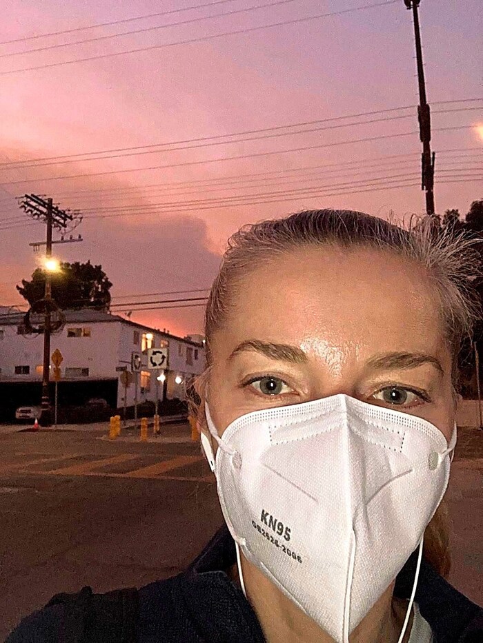 Austrian expat Melanie Herrmann wears a mask because of the bad air in Los Angeles. She feels reminded of the times of the pandemic. 