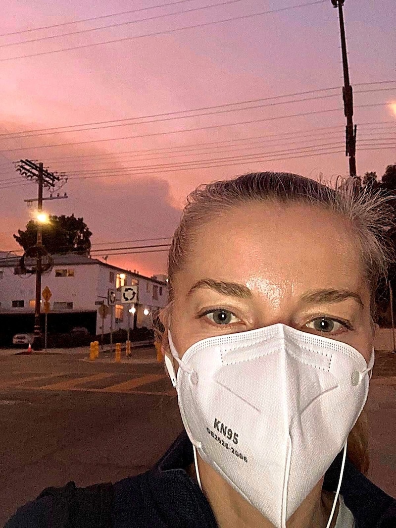 Auslandsösterreicherin Melanie Herrmann trägt Maske wegen der schlechten Luft in Los Angeles. Sie fühlt sich an die Zeiten der Pandemie erinnert. (Bild: Privat)