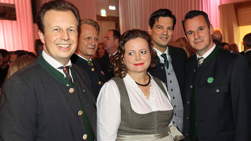 The provincial councillors Kornhäusl, Holzer, Amesbauer, Hermann (from left) (Bild: Christian Jauschowetz)