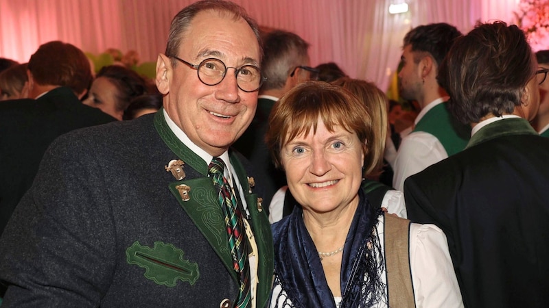 In a dancing mood: Raiffeisen Landesbank boss Martin Schaller and his wife Gabriele (Bild: Christian Jauschowetz)