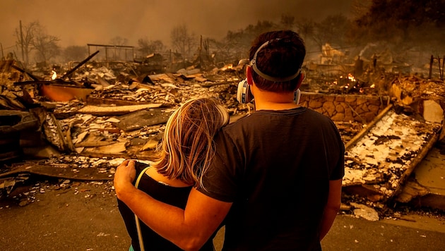 Sechs Tage nach Ausbruch der verheerenden Brände in Los Angeles kämpft die Feuerwehr weiter gegen die Flammen. Nach Einschätzung des kalifornischen Gouverneurs Gavin Newsom könnte es sechs bis neun Monate dauern, die Trümmer nach den Bränden in Los Angeles wegzuräumen. (Bild: APA/AP)